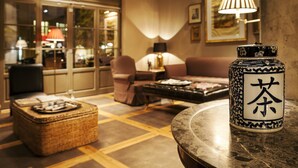 A cozy living room with a sofa, a coffee table, and a decorative vase. - monbijou Hotel Berlin (Berlin)