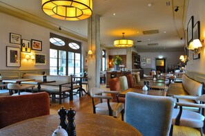 Tägliches Frühstücksbuffet (23.50 EUR pro Person)