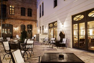 Fachada de la propiedad por la tarde o noche