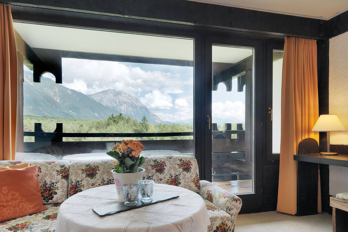 Habitación clásica doble, balcón, vistas a la montaña (Kaysers) | Caja fuerte, escritorio, tabla de planchar con plancha