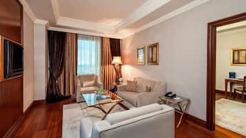 Suite with King Size Bed | 客厅 | 等离子电视、收费电影