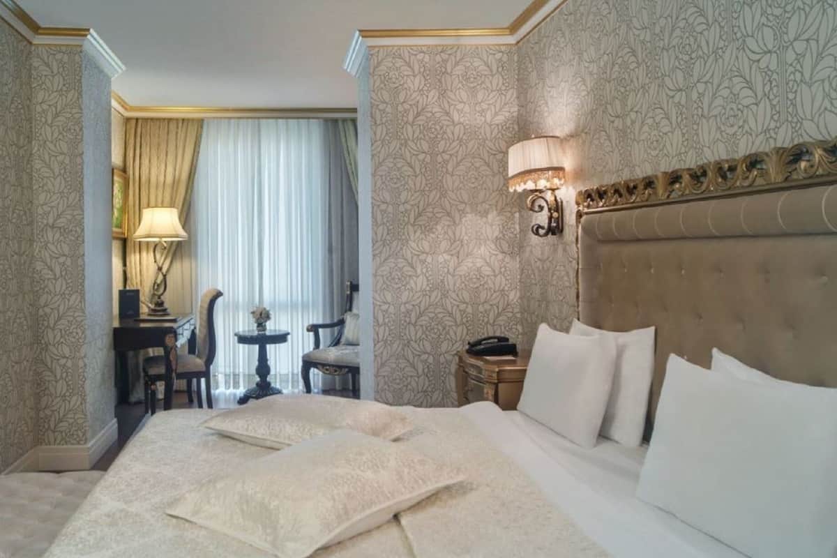 Presidential Suite with King Size Bed | 1 slaapkamer, een minibar, een kluis op de kamer, een bureau