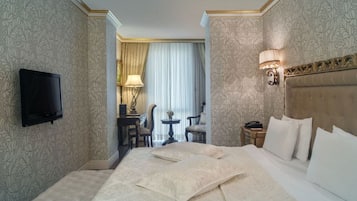 Presidential Suite with King Size Bed | Minibar, värdeförvaringsskåp på rummet, skrivbord och ljudisolering