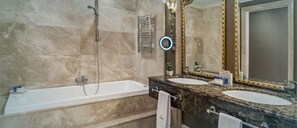 Bañera y ducha independientes, cabezal de ducha con hidromasaje