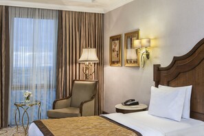 Minibar, in-room safe, desk, soundproofing - Elite World Van  (Van)