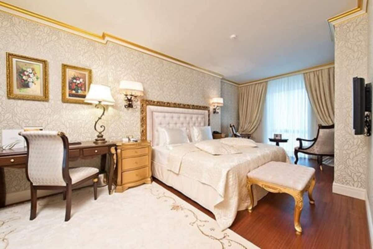 Suite with King Size Bed | 미니바, 객실 내 금고, 책상, 방음 설비