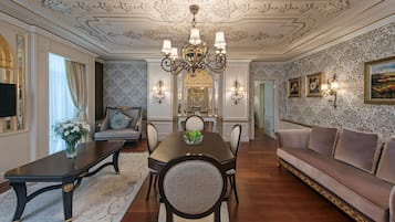 Presidential Suite with King Size Bed | 起居区 | 等离子电视、收费电影