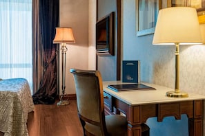 Suite with King Size Bed | 1 bedroom, minibar, in-room safe, desk
