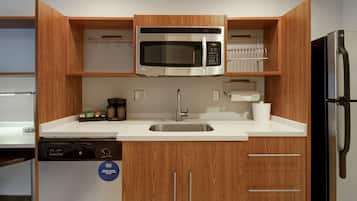 Full-size fridge, microwave, dishwasher, coffee/tea maker