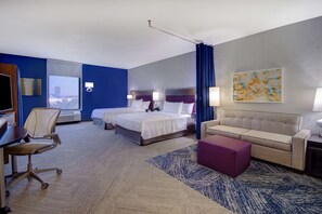 Studio, 2 queensize-senger, tilgjengelighetstilpasset, badekar (Non-Smoking) | Oppholdsområde | En 55-tommers LCD-TV med kabel-kanaler samt TV og iPod-dokkingstasjon