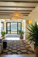 ランチ、ディナーに営業 (郷土料理、ビーチビュー)