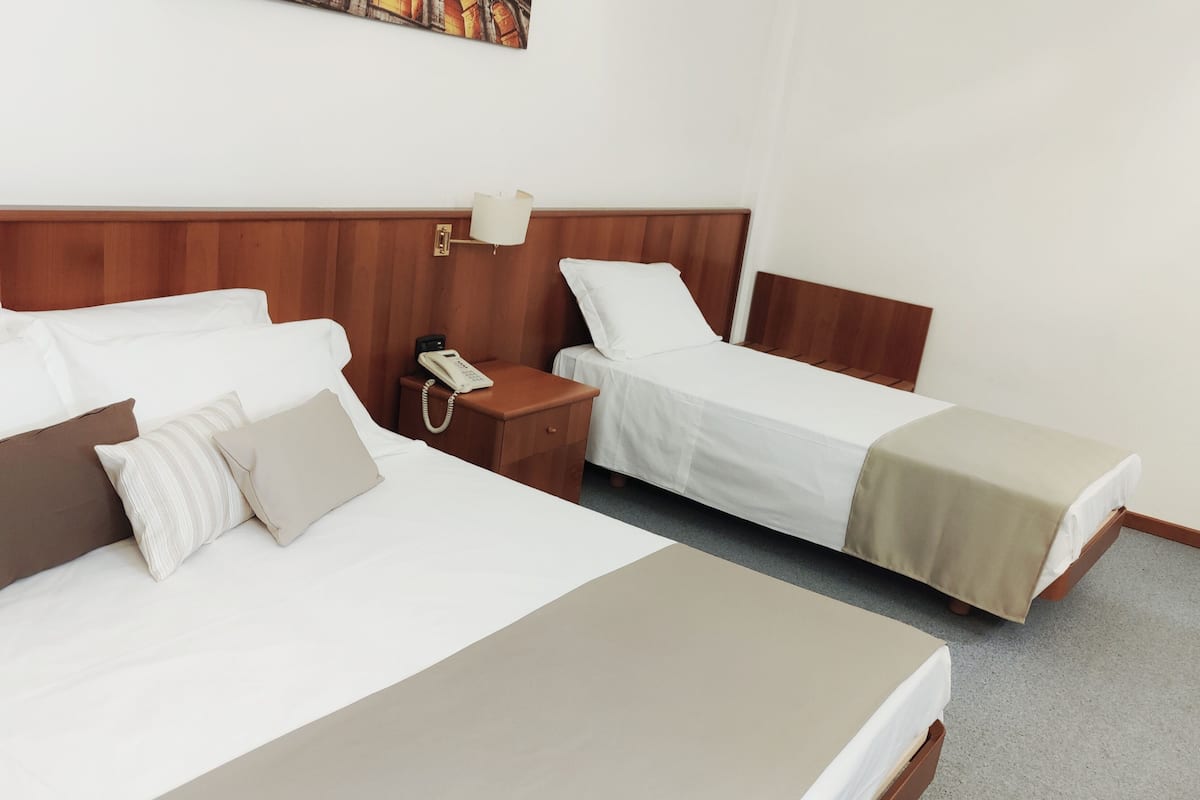 Kamar Quadruple Keluarga | Minibar, brankas, Wi-Fi gratis, dan seprai linen