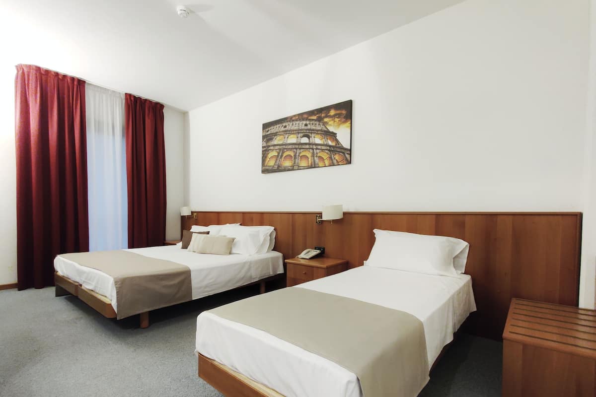Habitación cuádruple familiar | Minibar, caja de seguridad en la habitación, wifi gratis y ropa de cama