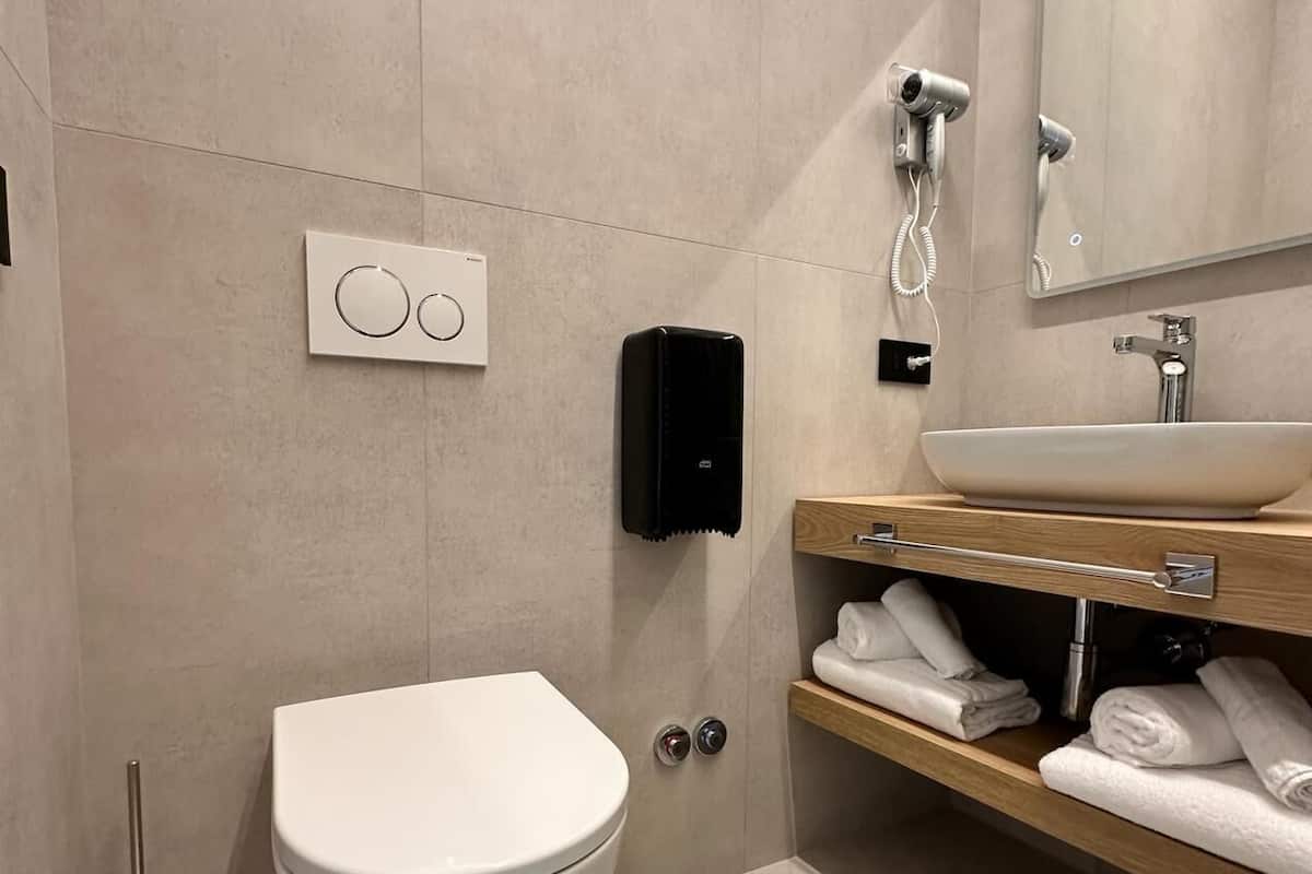 Kamar Superior | Kamar mandi | Shower, pengering rambut, kloset, dan handuk
