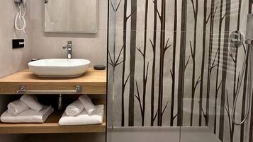 Camera Superior | Bagno | Doccia, asciugacapelli, bidet, asciugamani