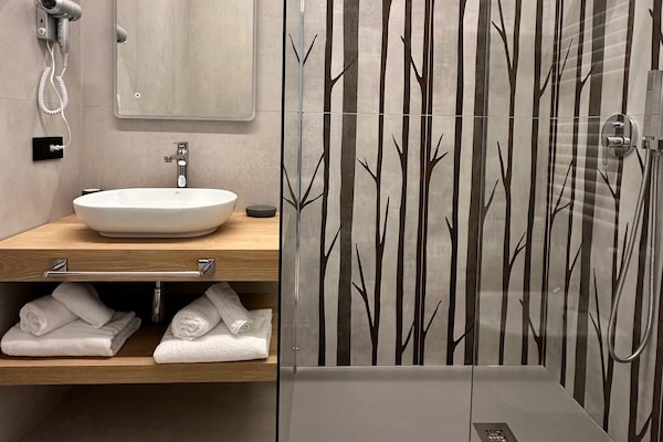 Superior Room | Bathroom | Shower, hair dryer, bidet, towels