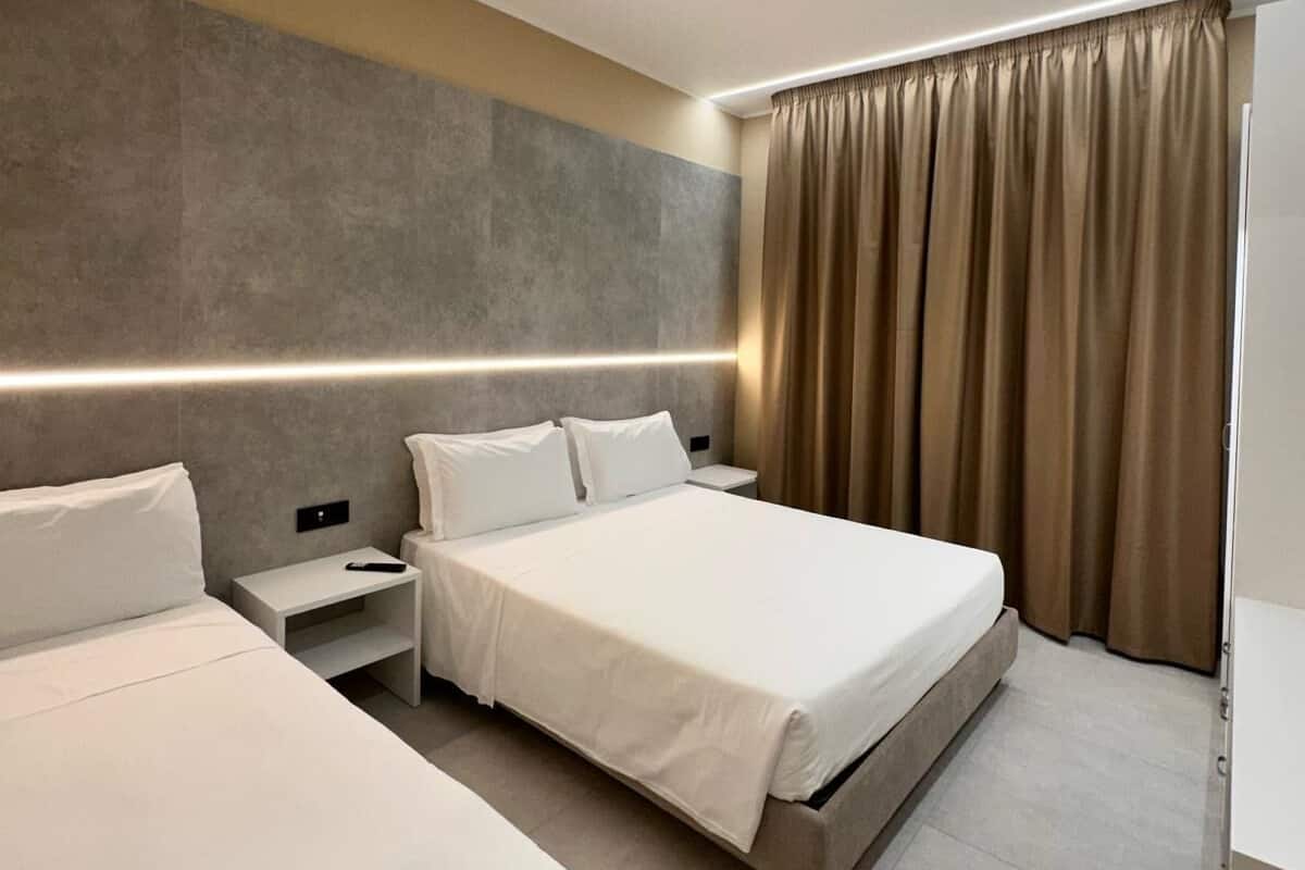 Minibar, brankas, Wi-Fi gratis, dan seprai linen