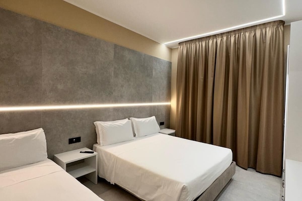 Minibar, coffres-forts dans les chambres, Wi-Fi gratuit, draps fournis