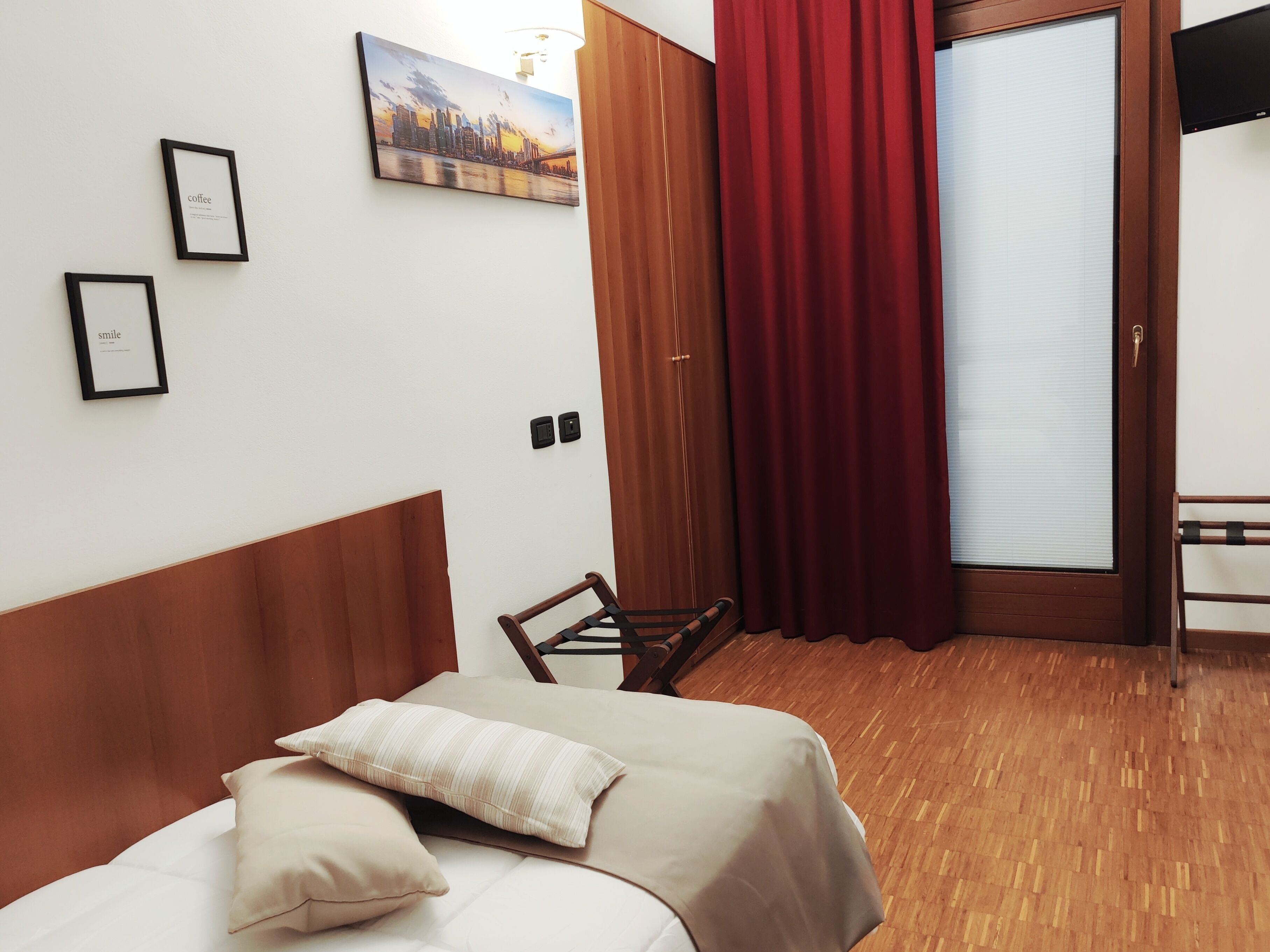 standard room | minibar, in-room safe, free wifi, bed sheets