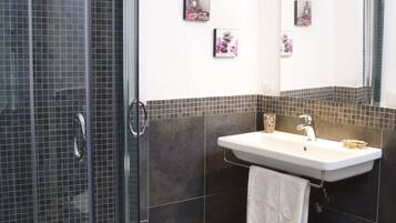 Habitación doble clásica | Baño | Regadera, regadera tipo lluvia, amenidades de baño gratuitas