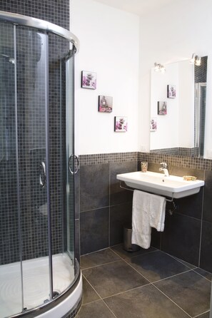 Doppia Classic | Bagno | Doccia, soffione a pioggia, set di cortesia gratuito, asciugacapelli
