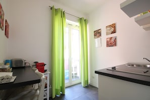 Kühlschrank, Wasserkocher mit Kaffee-/Teezubehör, Wasserkocher