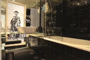 Suite | Minibar, in-room safe, blackout drapes, soundproofing