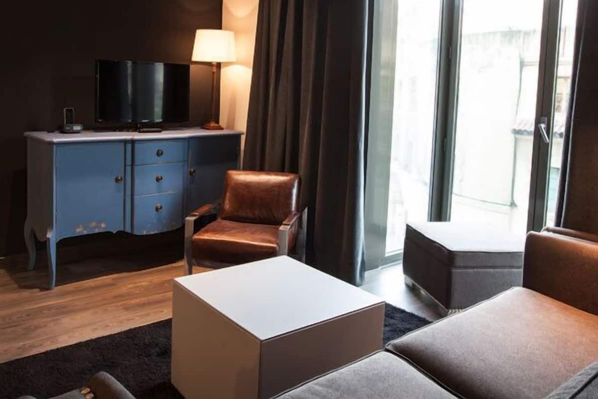 Standard Apartment, 2 Bedrooms | Living room | 32-inch flat-screen TV with digital channels, TV