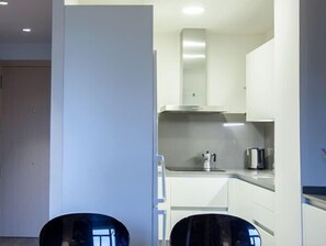 Grand réfrigérateur, micro-ondes, lave-vaisselle, machine à expresso