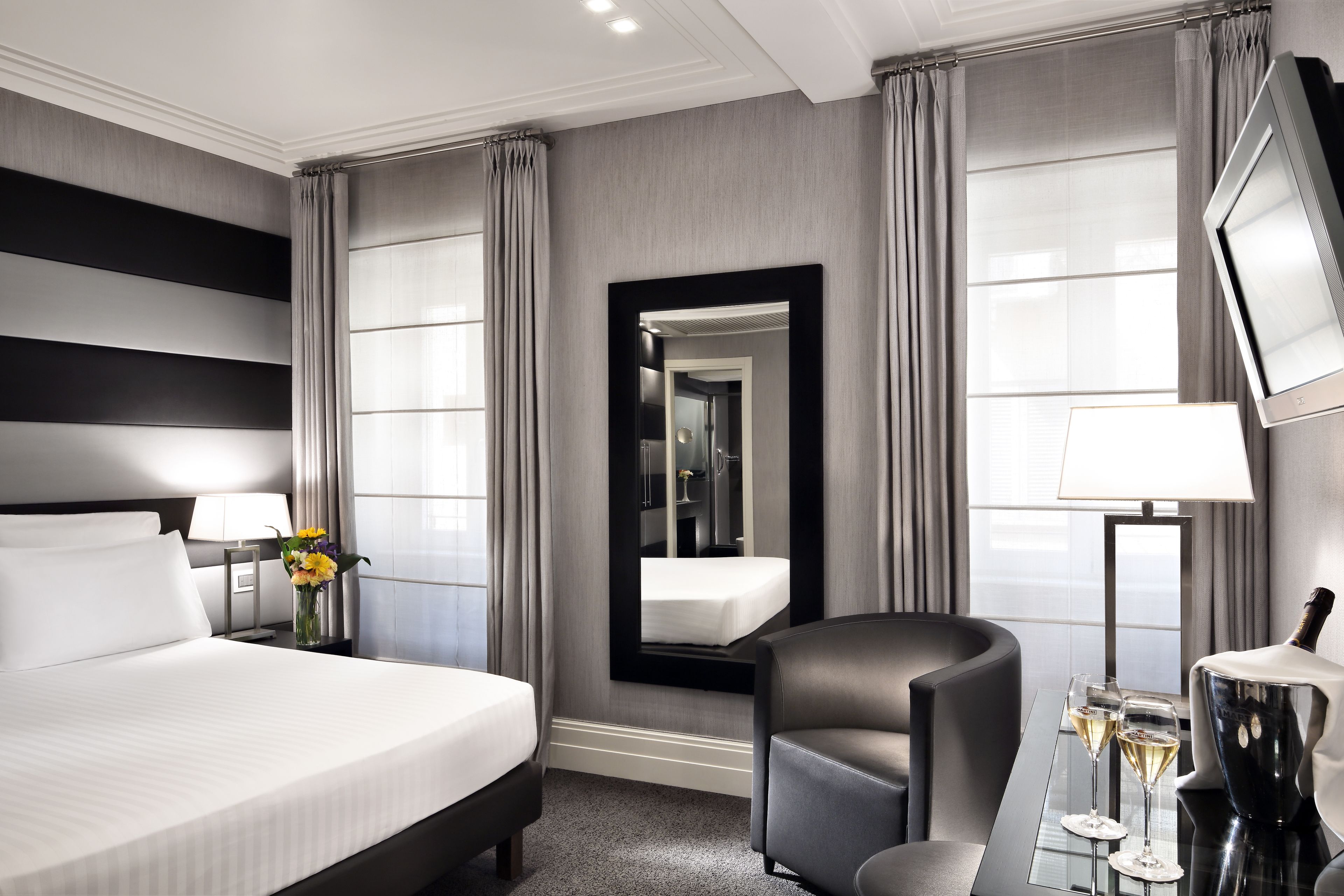 高级双人房 | 迷你吧、客房内保险箱、办公桌、遮光窗帘