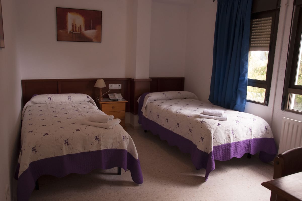 1 chambre, décoration personnalisée, bureau, rideaux occultants