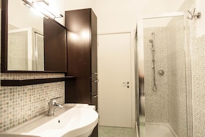 Shower, rainfall showerhead, free toiletries, hair dryer - Parco delle Valli Bedrooms (Rome)
