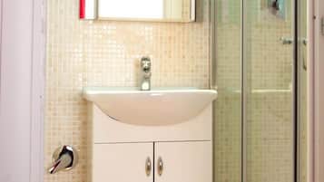 Dobbeltværelse | Badeværelse | Bruser, brusehoved med spredningseffekt, gratis toiletartikler