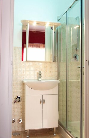 Chambre Double | Salle de bain | Douche, douche à « effet pluie », articles de toilette gratuits