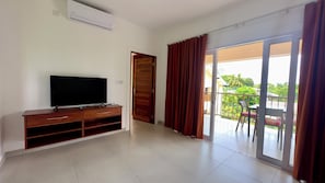 Apartamento, vistas a la piscina | Zona de estar | Televisión de 43 pulgadas con canales por cable