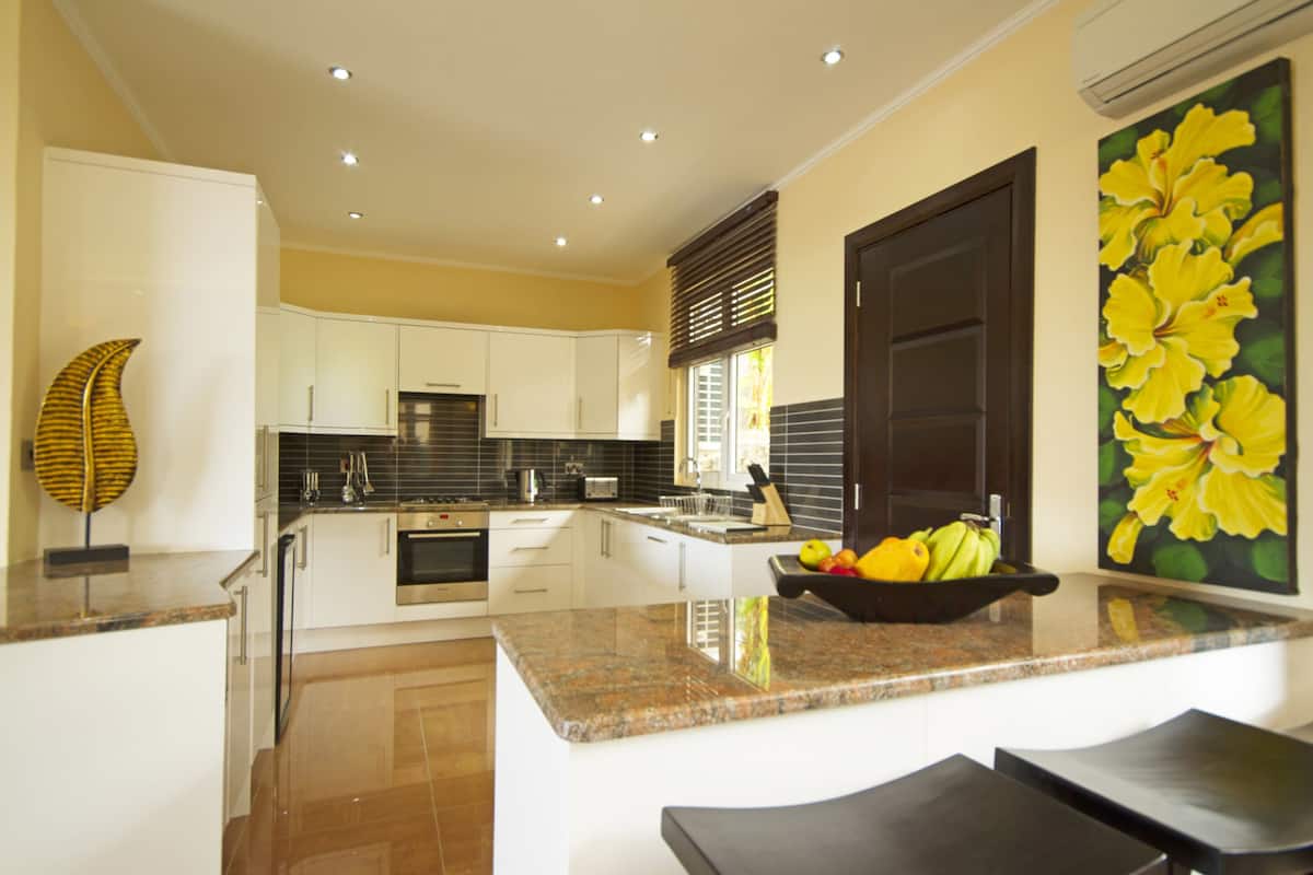 exclusive villa, 3 bedrooms | private kitchen | full-sized fridge, microwave, oven, stovetop