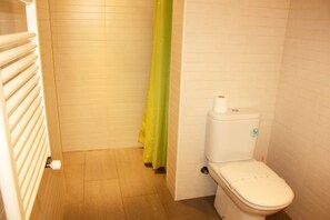 Basic Apartment (6 people) | Bathroom | Bathtub, towels - La Mercería 3000 (El Tarter)