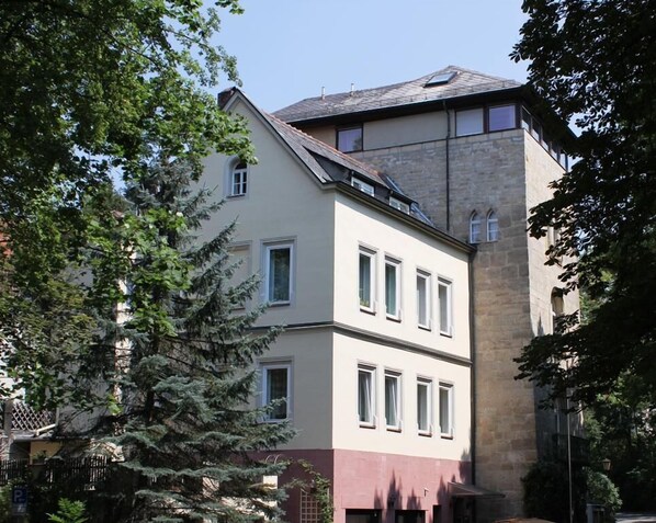 A two-story building with a flat roof and a dormer window. - Bärenturm Hotelpension (Coburg)