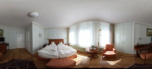 Premium bedding, pillow-top beds, minibar, individually decorated - Bärenturm Hotelpension (Coburg)