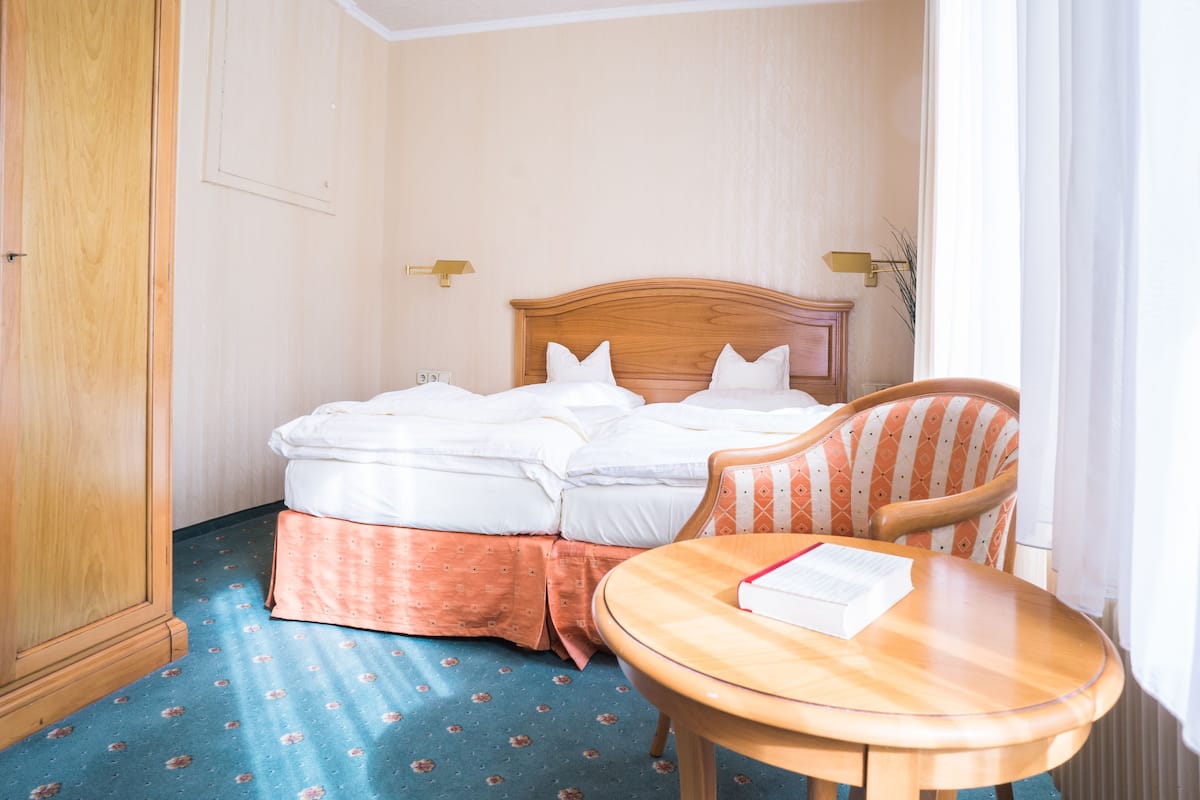 Double Room small | 고급 침구, 필로우탑 침대, 미니바, 책상