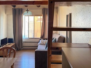 Studio cơ bản | Khu phòng khách | TV