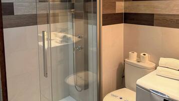 Eenvoudige studio | Badkamer | Een douche, handdoeken