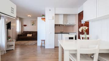 Basic Studio (4 people) | Private kitchen | Full-size fridge, microwave, stovetop, coffee/tea maker