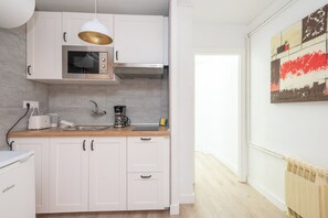 Basic Studio | Private kitchen | Full-sized fridge, microwave, stovetop, coffee/tea maker