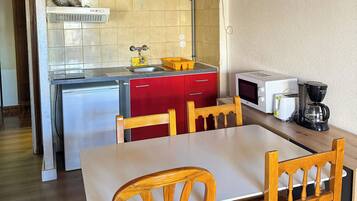 Eenvoudige studio | Privékeuken | Een koelkast met diepvriezer, een microgolfoven, een kookplaat