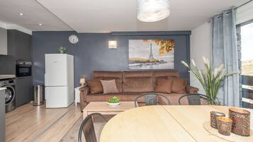 Appartamento Basic, 2 camere da letto (6 people) | Area soggiorno | TV