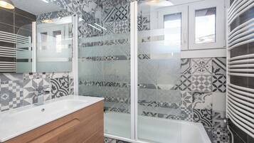 Appartamento Basic, 2 camere da letto (6 people) | Bagno | Doccia, asciugamani