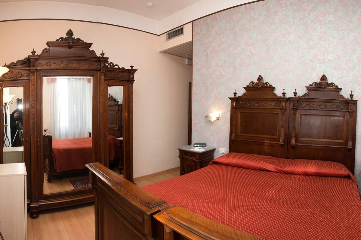 Cadar Frette Itali, bar mini, peti besi dalam bilik, meja