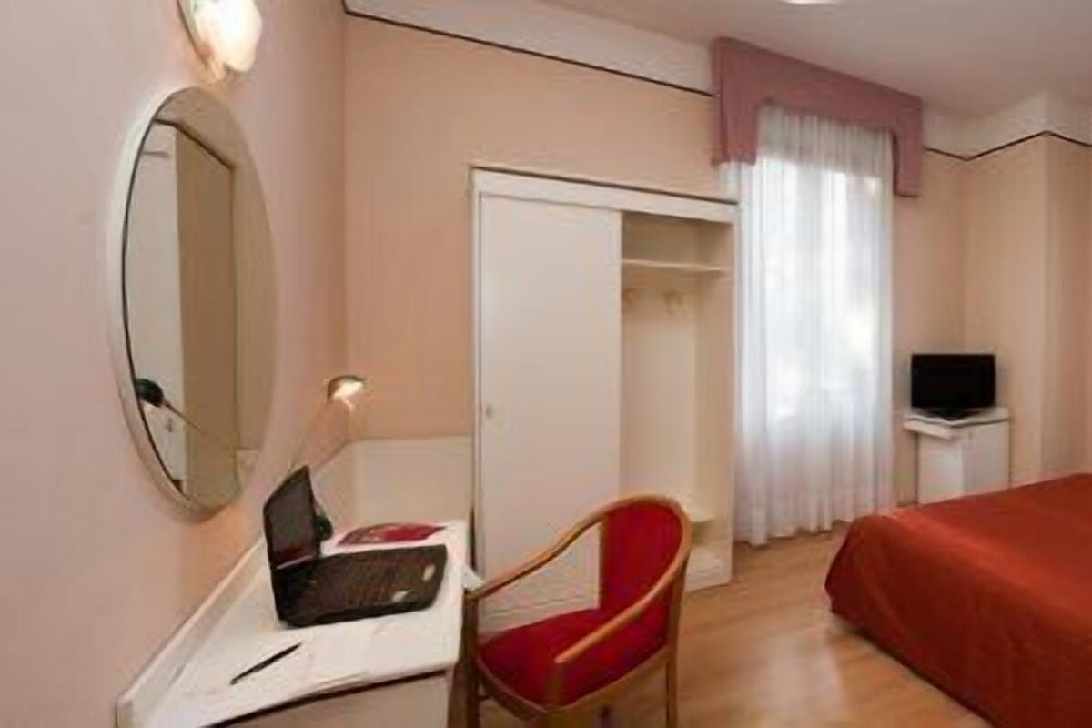 Klassieke eenpersoonskamer | Italiaanse Frette-lakens, een minibar, een kluis op de kamer, een bureau