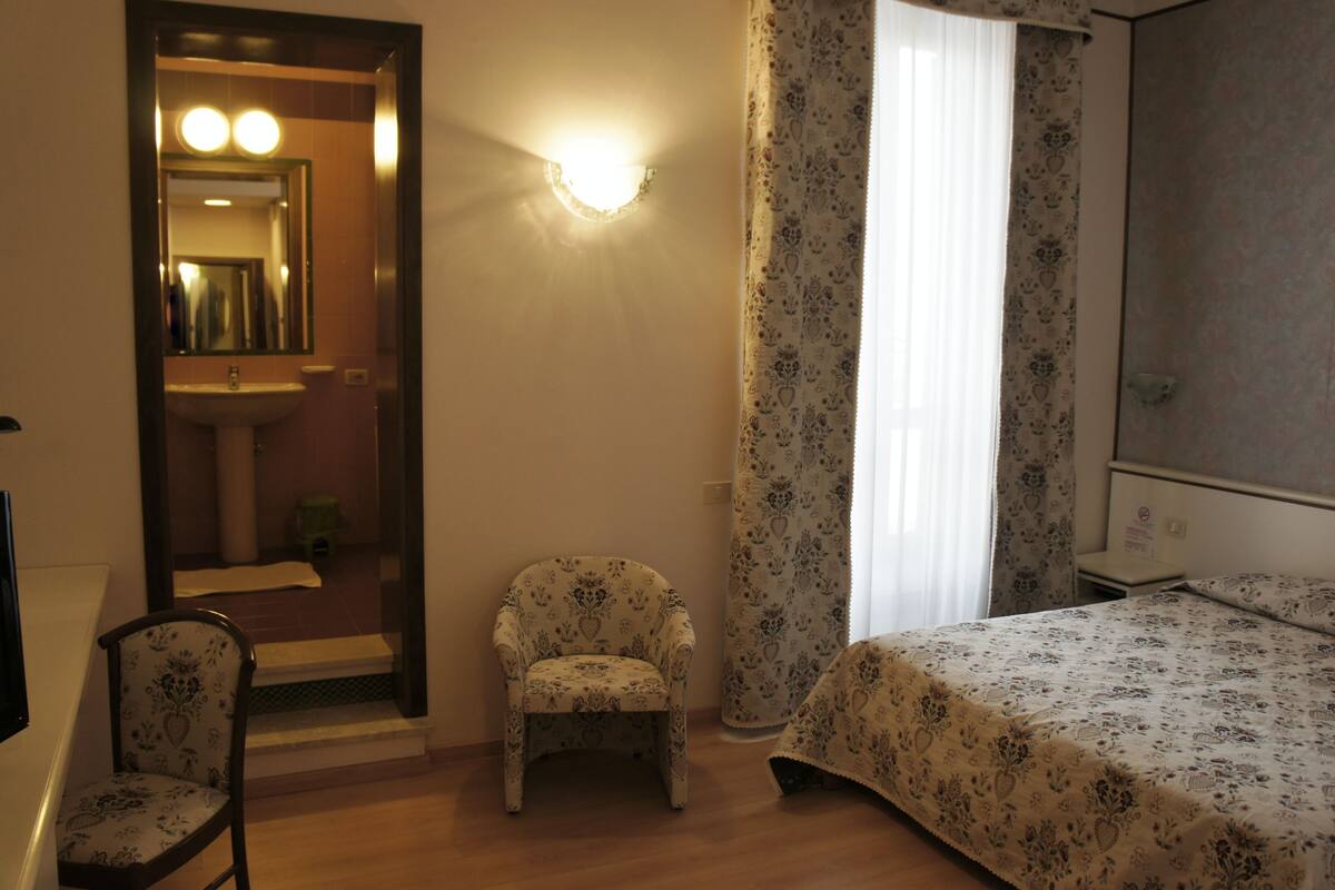 Cadar Frette Itali, bar mini, peti besi dalam bilik, meja